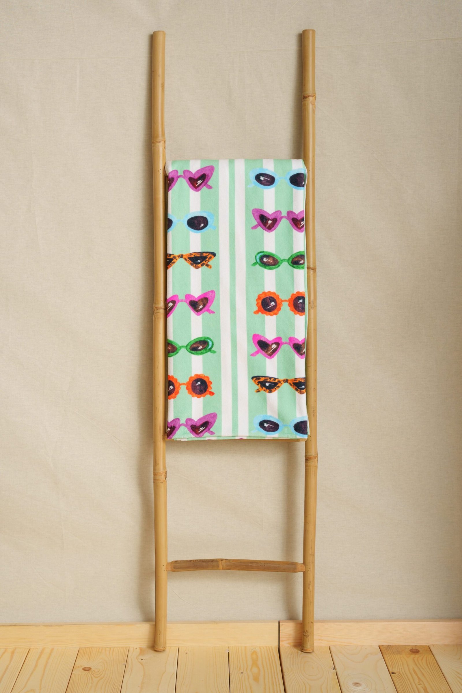 Retroholic Menta Beach Towel
