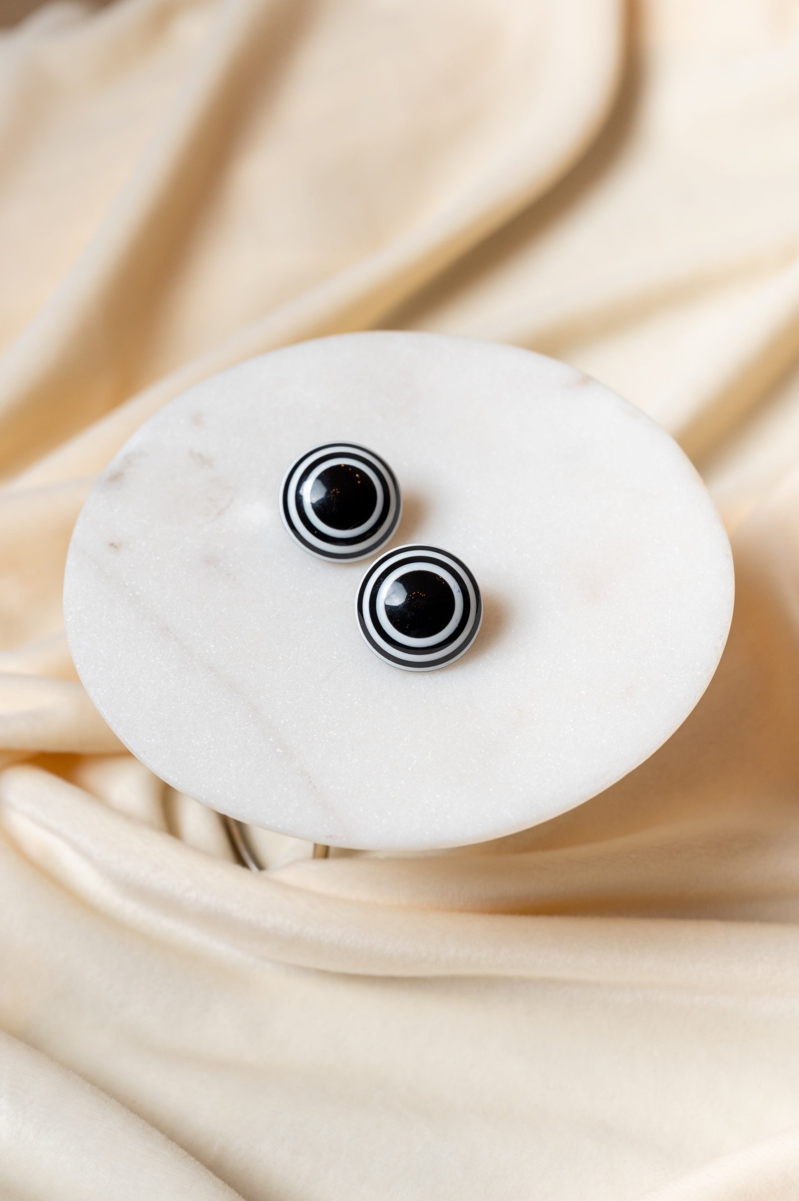 BLACK EYE EARRINGS