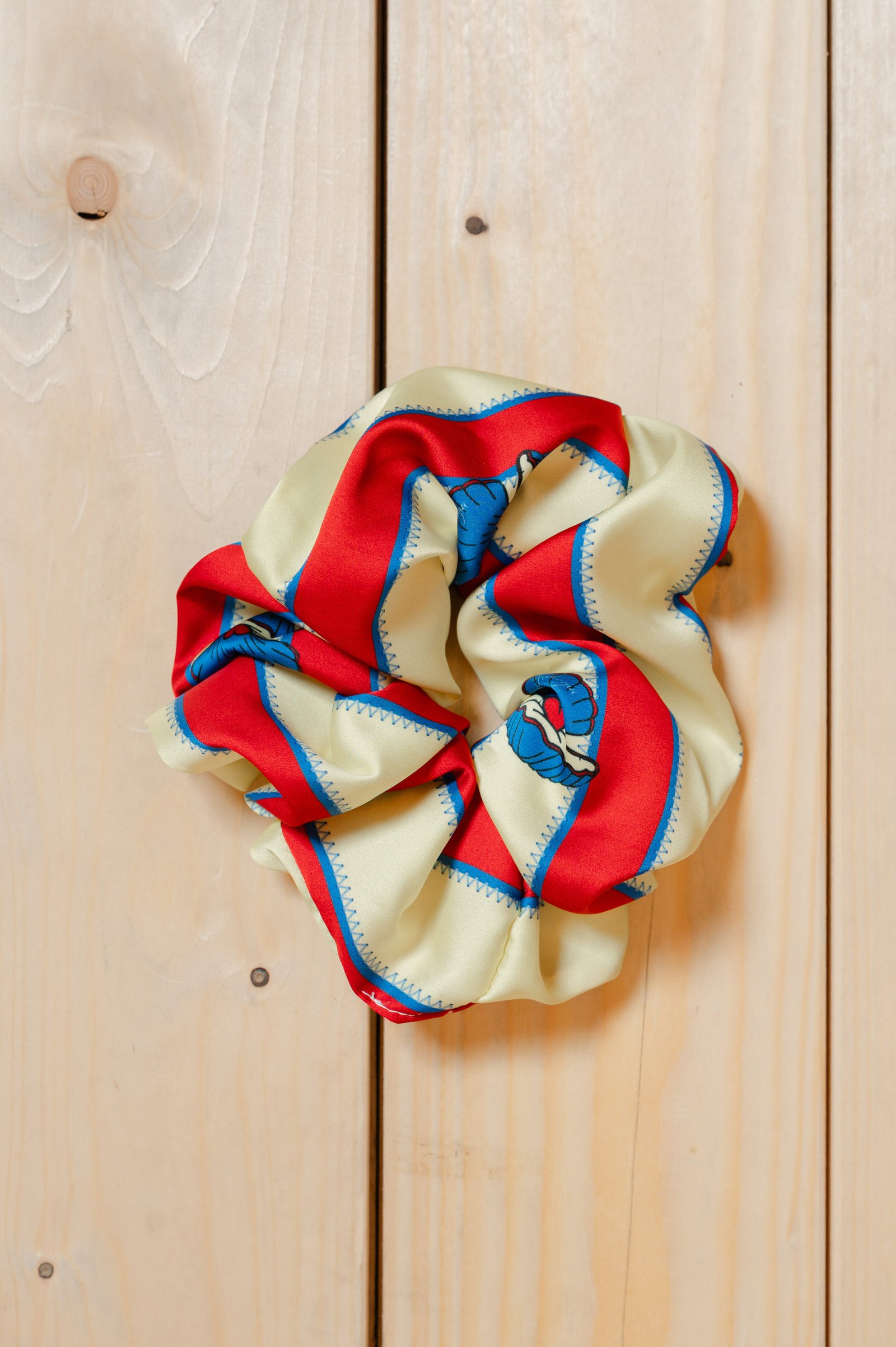 SCULLOP SCRUNCHIE