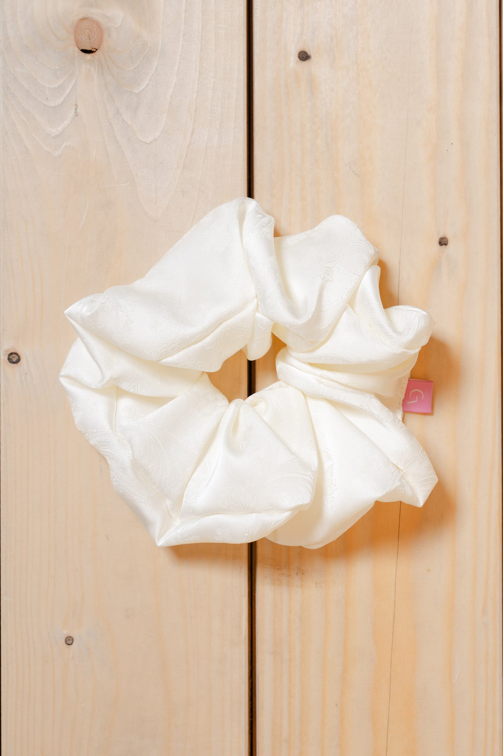 IVORY JACQUARD SCRUNCHIE